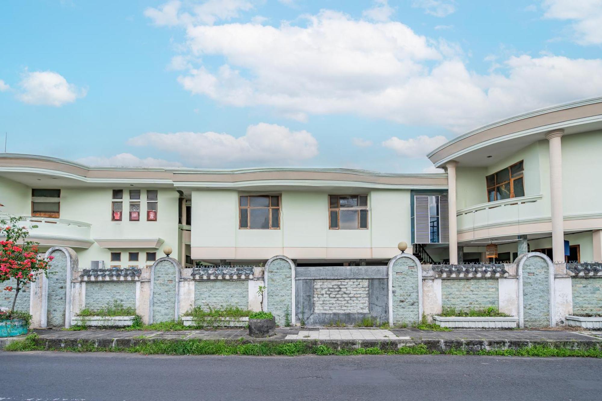 Collection O Tasikmalaya Near Stadium Wiradadaha Formerly Hotel Abadi Bagian luar foto
